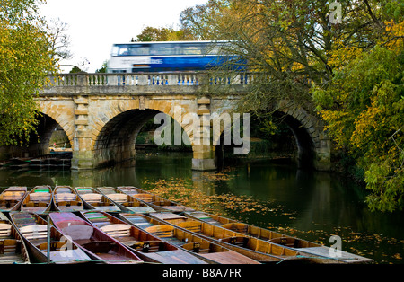 Il Bus attraversa il Magdalen Bridge con sterline ormeggiata nel fiume Cherwell a Oxford, Inghilterra, Regno Unito. Foto Stock