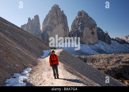 Escursionista nella parte anteriore delle Tre Cime di Lavaredo Dolomiti Italia Foto Stock