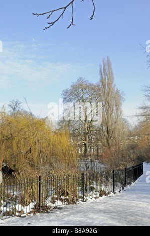 Percorso in snow Clissold Park, Stoke Newington, Hackney, Londra, Inghilterra, Regno Unito Foto Stock