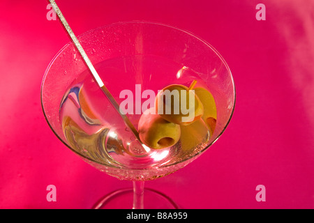 Due spagnolo Olive e un swizzle stick in un Vodka Martini agitato non mescolato Foto Stock