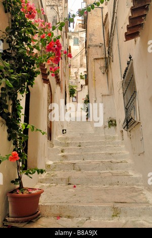 Una bella vista lungo Via Terrazzo della piccola città costiera di Sperlonga, Lazio, l'Italia, l'Europa. Foto Stock