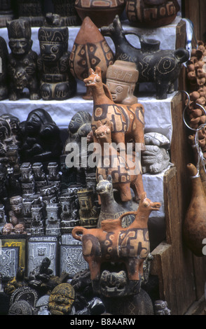 Il cerimoniale llama statue per la vendita nel mercato delle streghe, La Paz, Bolivia Foto Stock