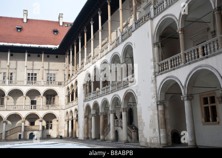 Il cortile interno del Castello Reale. Dalla collina di Wawel, Cracovia in Polonia Foto Stock