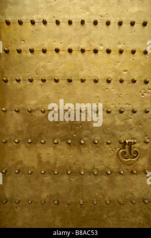 Dettaglio di uno degli imponenti porte in bronzo presso la grande chiesa moresca moschea, 'La Mezquita', Cordoba, Spagna. Foto Stock