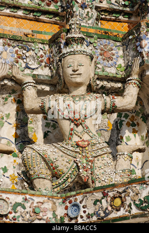 Dettaglio di piastrelle di ceramica e la statua - Wat Arun tempio buddista di Bangkok. Della Thailandia Foto Stock