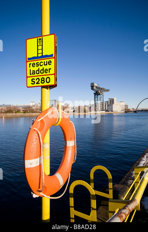 La scaletta di salvataggio sul fiume Clyde a Glasgow Foto Stock
