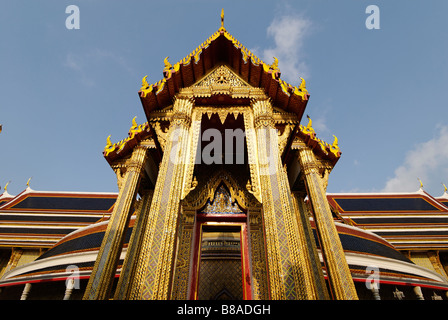 Golden ingresso Wat Ratchabophit tempio nel centro di Bangkok in Thailandia Foto Stock