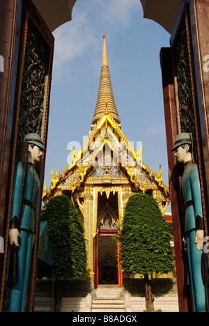 Rilievo in legno carving di soldati sulla porta di ingresso Wat Ratchabophit tempio nel centro di Bangkok in Thailandia Foto Stock