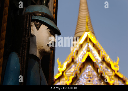 Dettaglio del rilievo in legno carving del soldato sulla porta di ingresso Wat Ratchabophit tempio nel centro di Bangkok in Thailandia Foto Stock