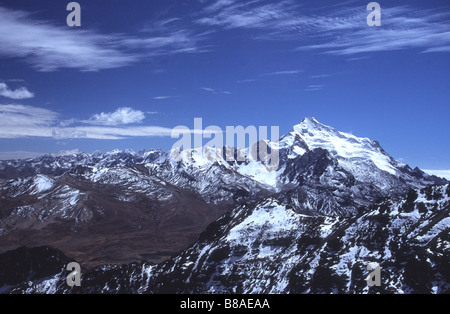 Mt Huayna Potosi e la parte settentrionale della Cordillera Real, visto da Mt Chacaltaya stazione, Bolivia Foto Stock