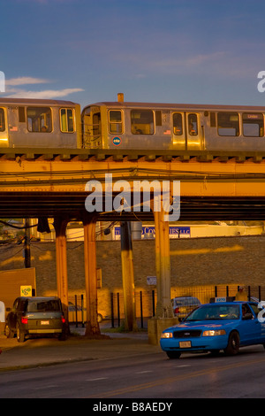 Il Chicago L treno passa su una strada locale in Lincoln Park Chicago Illinois Foto Stock