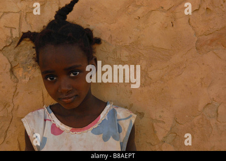 Bambino della Mauritania villaggio di Ouadane Mauritania Foto Stock