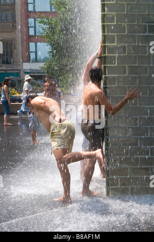 Bambini giocano in Jaume da Plensa a corona della fontana nel Millennium Park Chicago Illinois Foto Stock