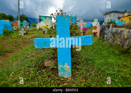 Croci in un cimitero di Nebaj Highlands Occidentali Guatemala Foto Stock