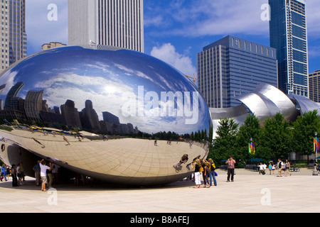 La 110 ton scultura ellittica progettata da Anish Kapoor AT&T Plaza Millennium Park Chicago Illinois Foto Stock