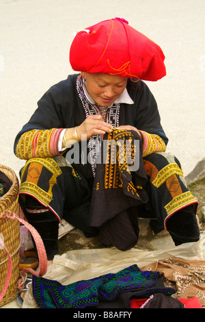 Donna di Red Dao minoranza etnica panno ricamo, SAPA, Vietnam Foto Stock