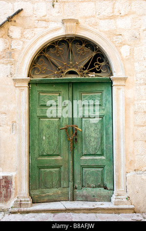 Una vecchia porta nel borgo medievale di borgo murato di Kotor Montenegro. Foto Stock