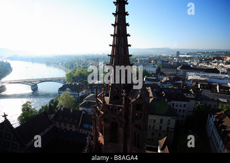 Vista da Basilea Münster sul fiume Reno con Wettsteinbrücke ponte Wettstein Basilea il Cantone di Basilea città svizzera Foto Stock