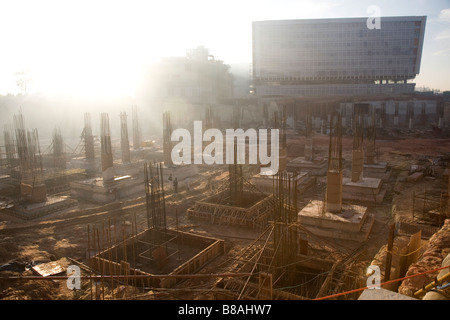 Aste in acciaio poke fuori delle fondamenta su un sito in costruzione a Bangalore in India. Foto Stock