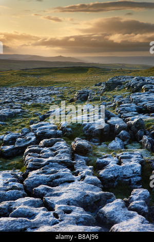 Gelo su una pavimentazione di pietra calcarea a Ing cicatrice sopra Malham Cove, Yorkshire Dales National Park, nello Yorkshire, Inghilterra, Regno Unito Foto Stock