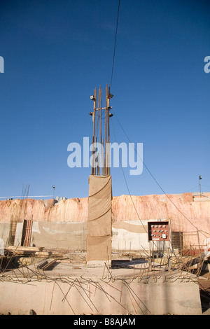 Le barre in acciaio di una costruzione del sito di supporto di fondazioni in calcestruzzo a Bangalore in India. Foto Stock