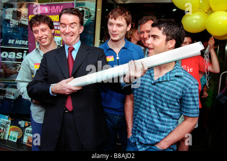 Peter Mandelson gioca aria chitarra con gli Stereophonics sostenere il sì la campagna per il referendum gallese di 1997 Foto Stock