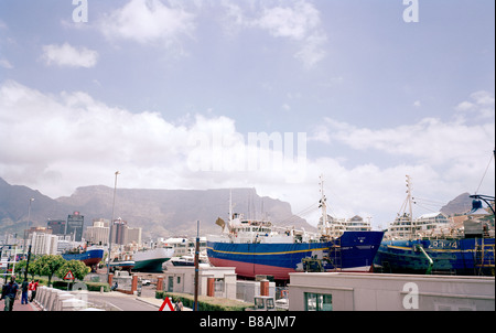 Città del Capo e di Table Mountain a waterfront docks a Città del Capo in Sud Africa in Africa subsahariana. harbor boat barche nave navi industriali di settore Foto Stock