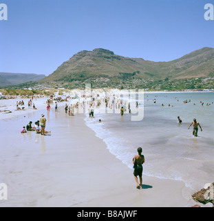 Hout Bay a Città del Capo in Sud Africa in Africa subsahariana. apartheid beach resort porto casa vacanze mare di sabbia persone viaggi seascape Foto Stock