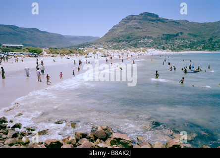 Hout Bay a Città del Capo in Sud Africa in Africa subsahariana. apartheid beach resort porto casa vacanze mare di sabbia persone viaggi seascape Foto Stock