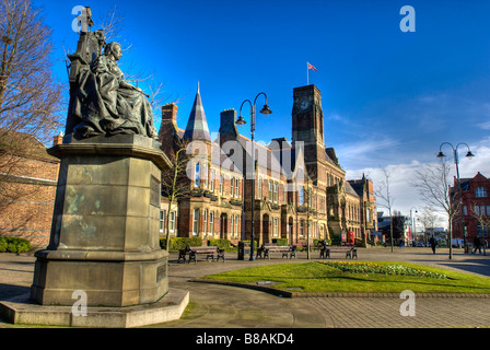 Victoria Square in St.Helens Merseyside con il Municipio e la statua della regina Victoria. Foto Stock