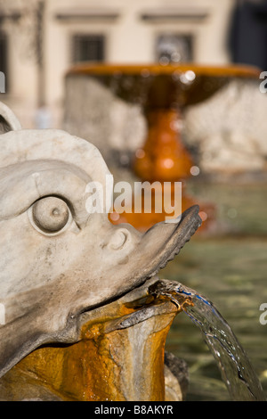 Un close-up la sezione della Fontana della Barcaccia ai piedi della scalinata di Piazza di Spagna a Roma Foto Stock