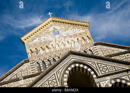 Guardando verso l'edificio superiore artwork sulla cattedrale di Saint Andrew in Amalfi villaggio sulla costa di Amalfi, Italia Foto Stock