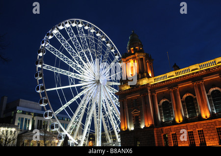 Belfast City Hall e la grande ruota al crepuscolo Foto Stock