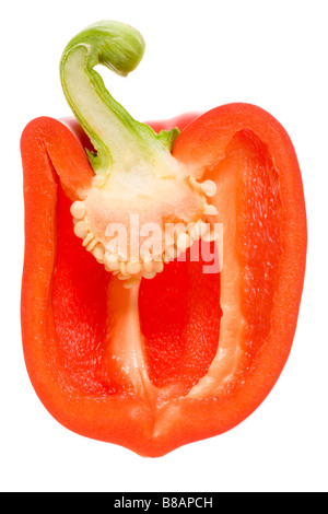 Taglio di un peperone rosso tagliato a metà in senso longitudinale esponendo i semi. Foto Stock