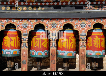 Una fila di quattro ruote della preghiera allo stato scuola monastica Phodrung Dechen monastero. Foto Stock