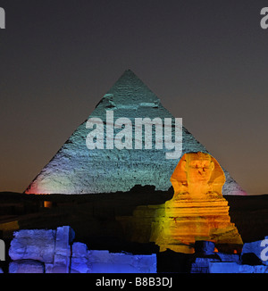 Son et lumiere mostra illumina la Sfinge e la Grande Piramide a Ghiza Egitto Foto Stock