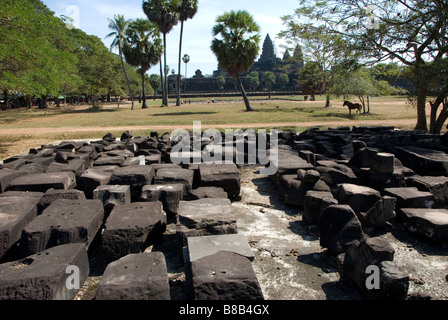 Tempio di pietre presi in giù per lavori di ristrutturazione a Angkor Wat, Cambogia Foto Stock