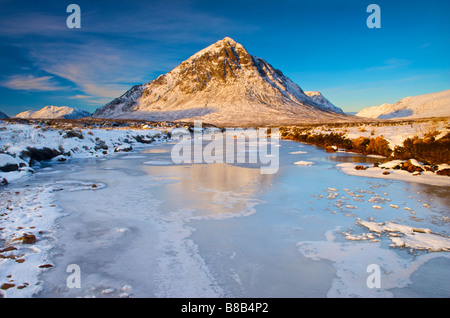 Buachaille Etive Mor riflessa nel fiume congelato Etive Glen Coe Highlands scozzesi inverno 2009 Foto Stock