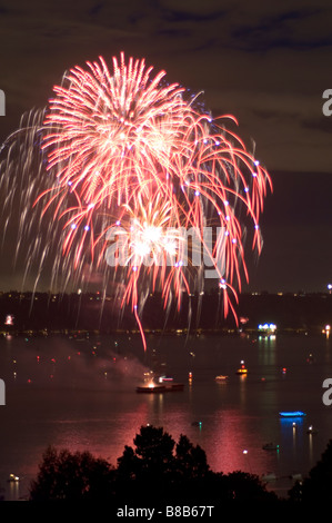 Fuochi d'artificio del 4 luglio la baia di inizio Tacoma Washington Foto Stock