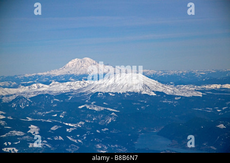 Vista aerea del monte Rainier e Monte St Helens in Washington STATI UNITI D'AMERICA Foto Stock