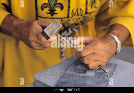 Le mani del graffietto o Scalpellino, uomo vestito in costume medievale, Entrevaux : Festival medievale, Alpes-de-Haute-Provence, Francia Foto Stock