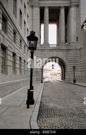 Questo storico vicolo conduce al del Ronald Regan Building e il centro del commercio internazionale nel cortile a Washington DC. Foto Stock