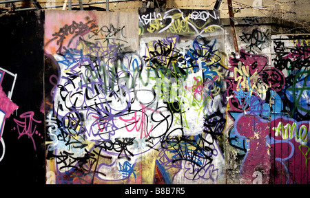 Colore immagine orizzontale di graffiti sul muro di Berlino in Germania. Foto Stock