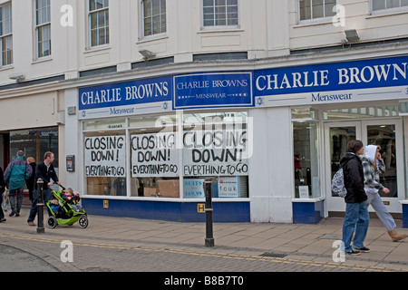 Charlie Brown menswear vetrina in high street con chiusura vendita CHELTENHAM REGNO UNITO Foto Stock