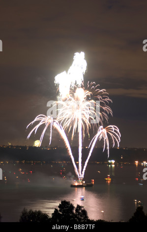 Fuochi d'artificio del 4 luglio la baia di inizio Tacoma Washington Foto Stock