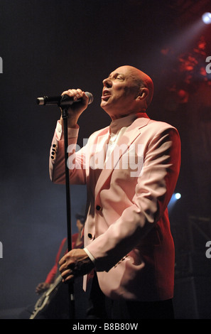 La band Magazine, fronteggiato dal cantante Howard Devoto, stadio reunion in concerto a Manchester, 14 Febbraio 2009 Foto Stock