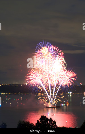 Fuochi d'artificio del 4 luglio la baia di inizio Tacoma Washington Foto Stock