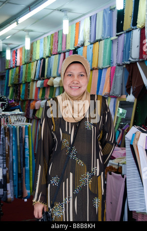 Donna moslim moslima fazzoletto con turbante sciarpa Jalan Masjid India e Jalam Tuanku Abdul Rahman Kuala Lumpur in Malesia Foto Stock