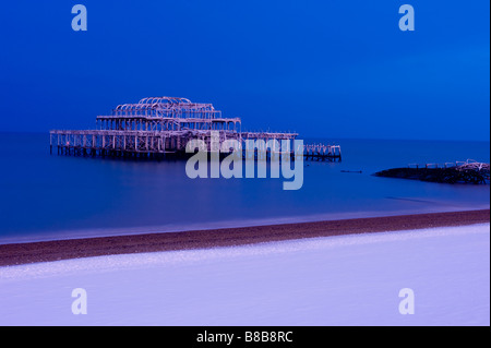 Brighton s Molo Ovest nella neve Foto Stock