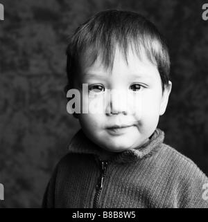 FV4120, Brian estati; Boy Smirking, B/W Foto Stock